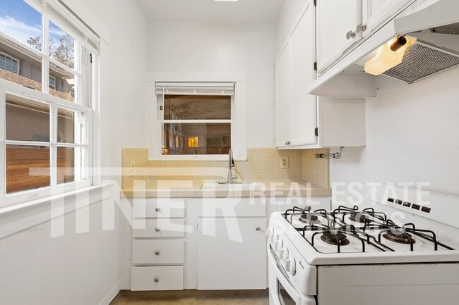 Photo - 2133 Marshall Way