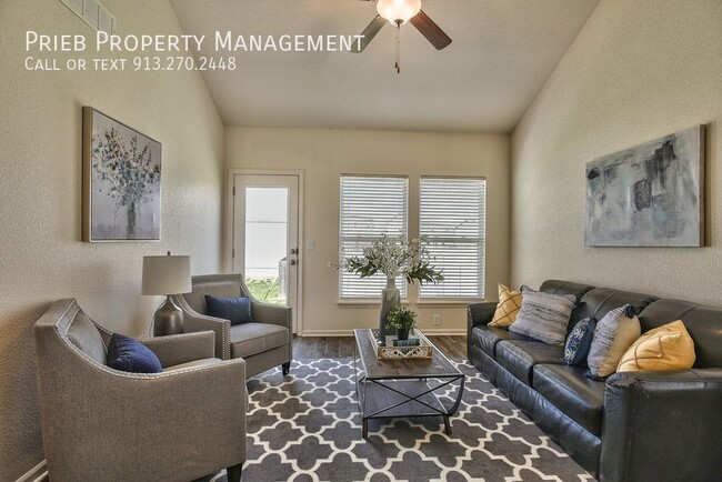 Photo - 443 W Apache St