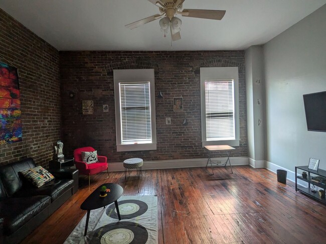 Cute Upstairs Down Town Apartment! - Cute Upstairs Down Town Apartment!