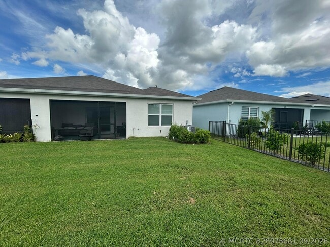 825 Persimmon Pl