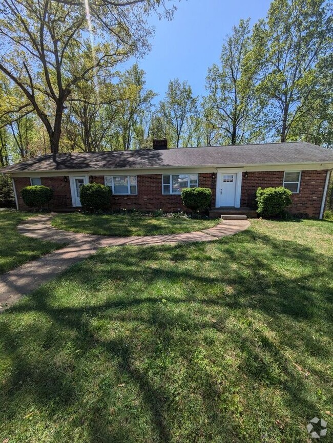 Building Photo - 2BD/1BA Duplex Rental