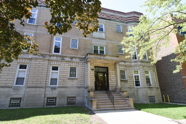 Building Photo - 4504 N Paulina St