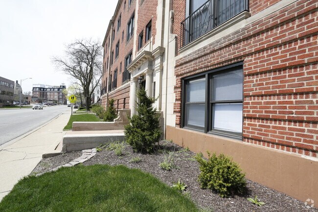304 W Touhy Ave