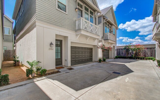 Photo - 2115 Naomi St