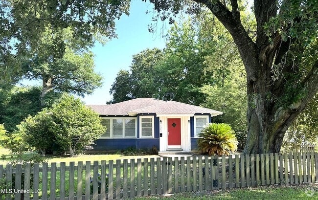 Building Photo - 1323 3rd St Rental