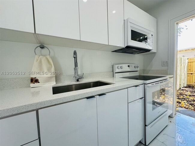 Building Photo - 407 SE 14th Ct Unit 1