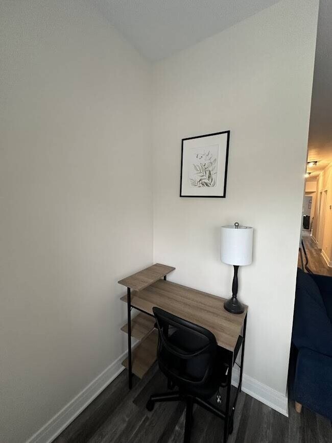 Área de escritorio en la sala de estar - 2344 S Ridgeway Ave Unidad 2