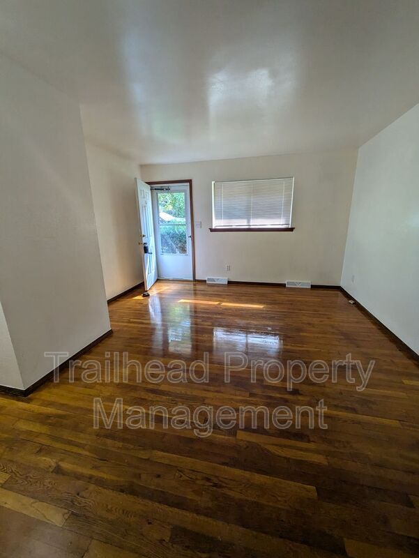 Photo - 106 S High St