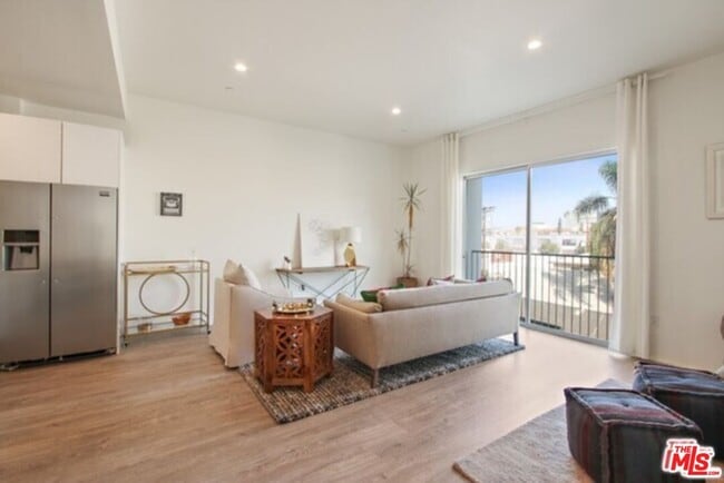 Photo - 1038 S Mariposa Ave Unit 404