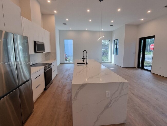 Photo - 810 NE 14th Pl