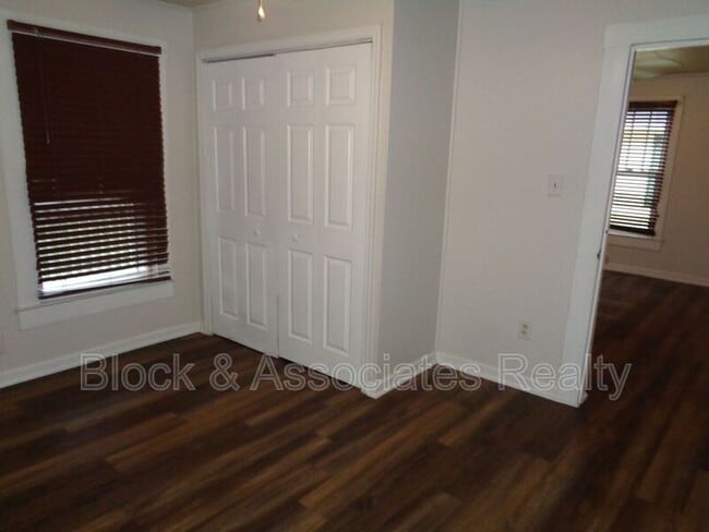 Photo - 405 Dobson St