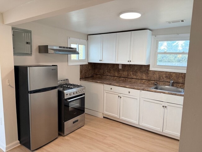 Building Photo - 1926 Shore Rd Unit 5