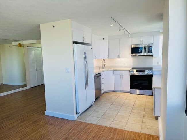 Photo - The Windsor, Renovated 1/1/1, prime Waikik... Unit 1704