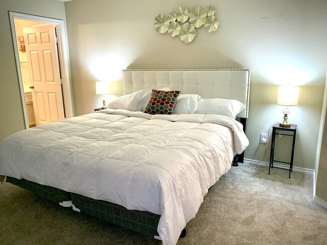 Primary Bedroom - 2nd Level - 7018 Woodridge Row Dr Casa Adosada