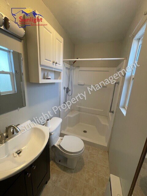Photo - Spacious 4-Bed, 2-Bath Home for Rent in Joliet