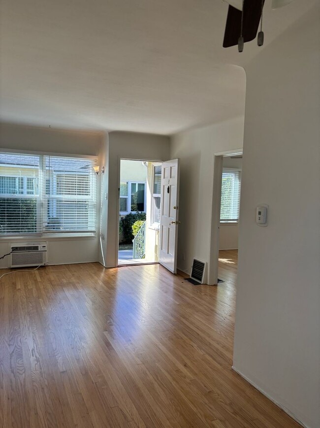 Photo - Western, 1151-1153 Unit 1153 #B