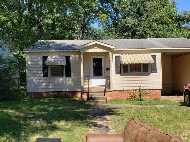 Building Photo - 2 Bedroom 1 bathroom. Fence Yard Rental