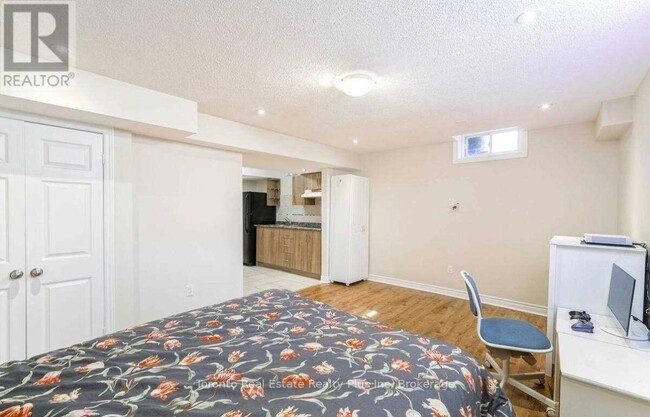 Photo - 42 Crystalview Crescent
