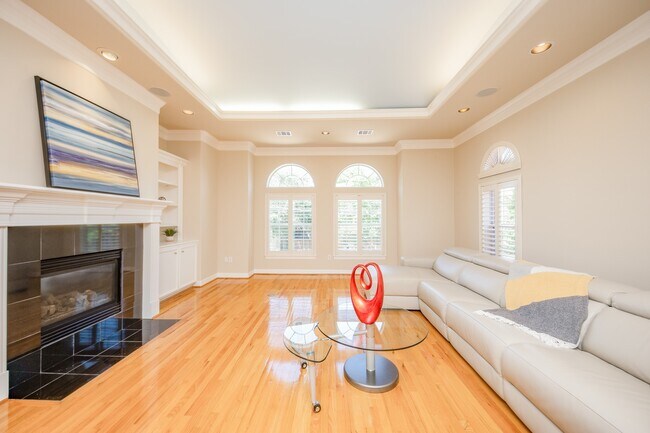 Photo - 718 Roy St