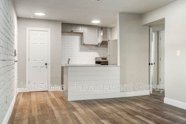 Photo - 2618 E 8th St