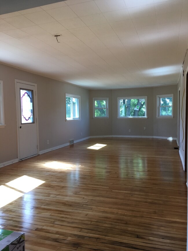 Building Photo - 452 E Holum St Unit 452