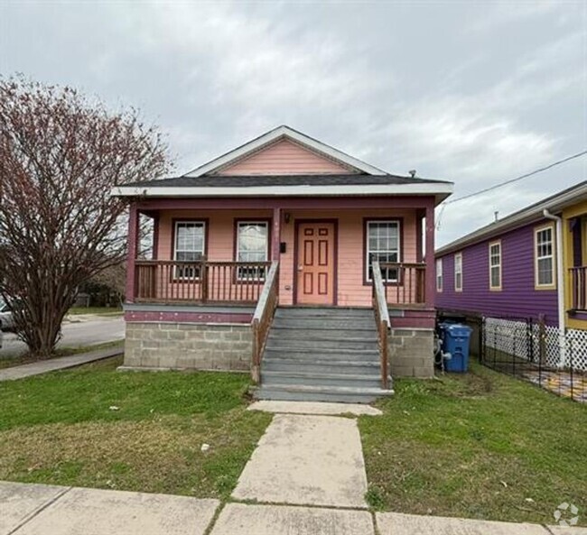 Building Photo - Single Family Home in Musician's Village