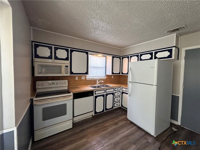 Photo - 2204 Lamplight Dr