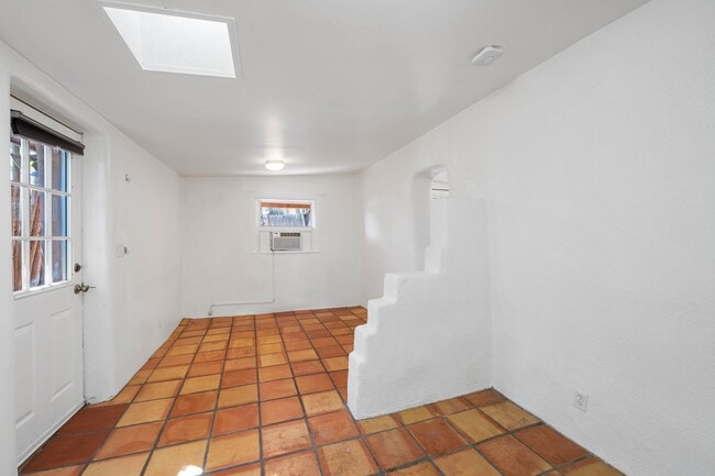 Building Photo - Quaint Studio in Prime Location Unit C Rental