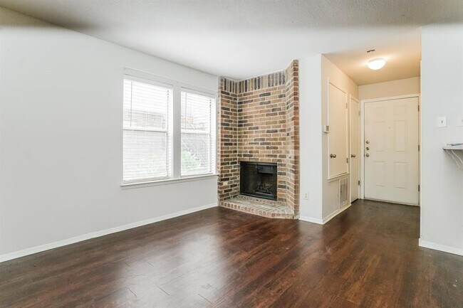 Building Photo - 5608 Cougar Dr Unit 107