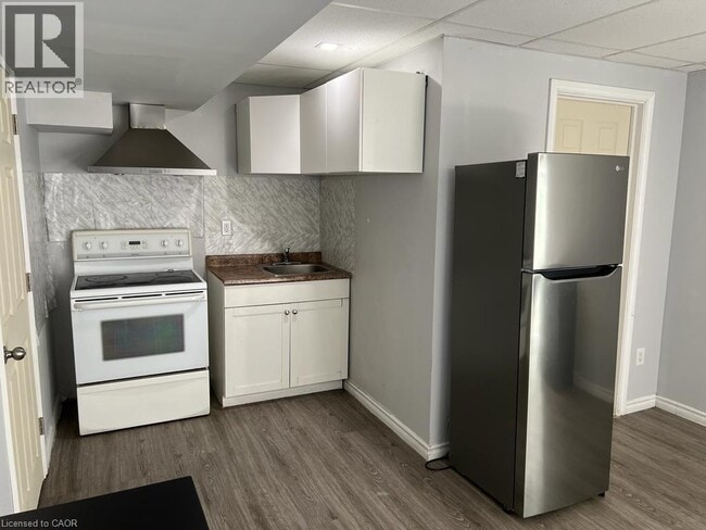 Photo - 6045 Ernest Cres