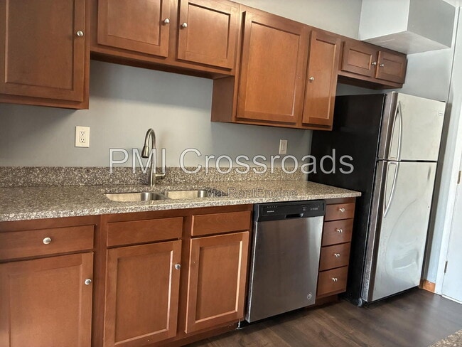 Building Photo - 16015 Van Aken Blvd Unit 204