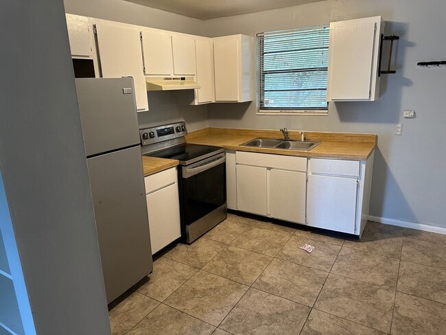 Building Photo - 2984 Myra St Unit 3