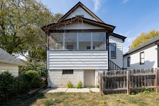 Building Photo - Charming 2 Bedroom with Fenced Yard & Parking Near Old Market!