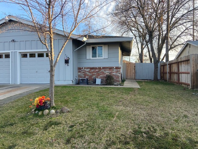 Duplex - Super clean 2 bdrm, 1 bath - Duplex - Super clean 2 bdrm, 1 bath House