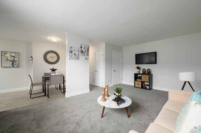 2BR, 1BA - 750SF