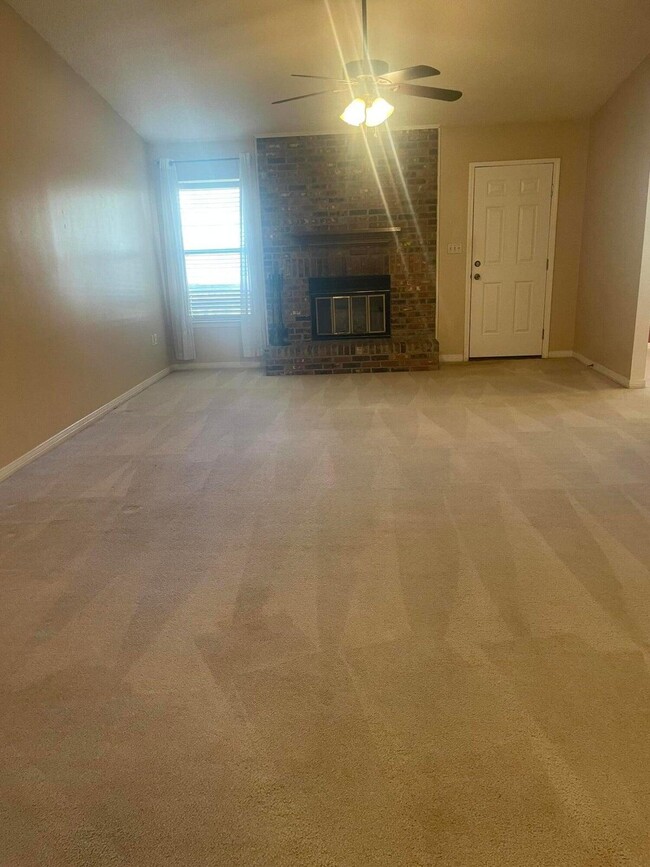 Photo - 1105 Sean Ln