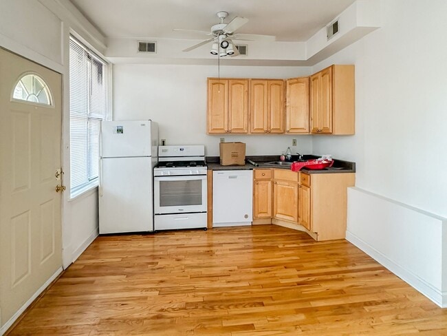 Photo - 3056 N Greenview Ave Unit 3