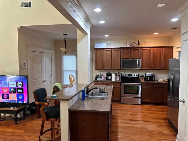 Photo - Three Bedroom Near Downtown