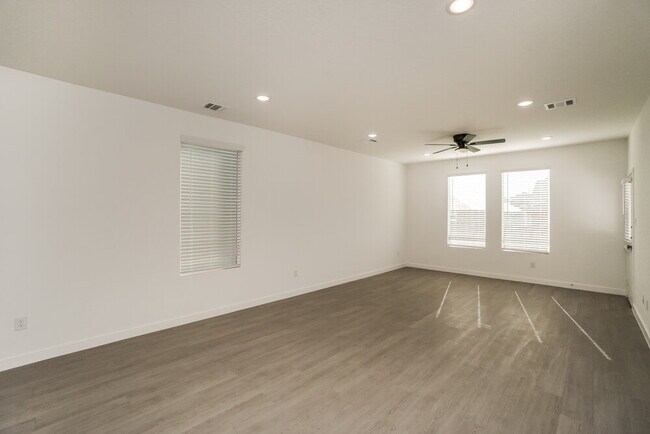 Photo - 15526 Crescent Pne