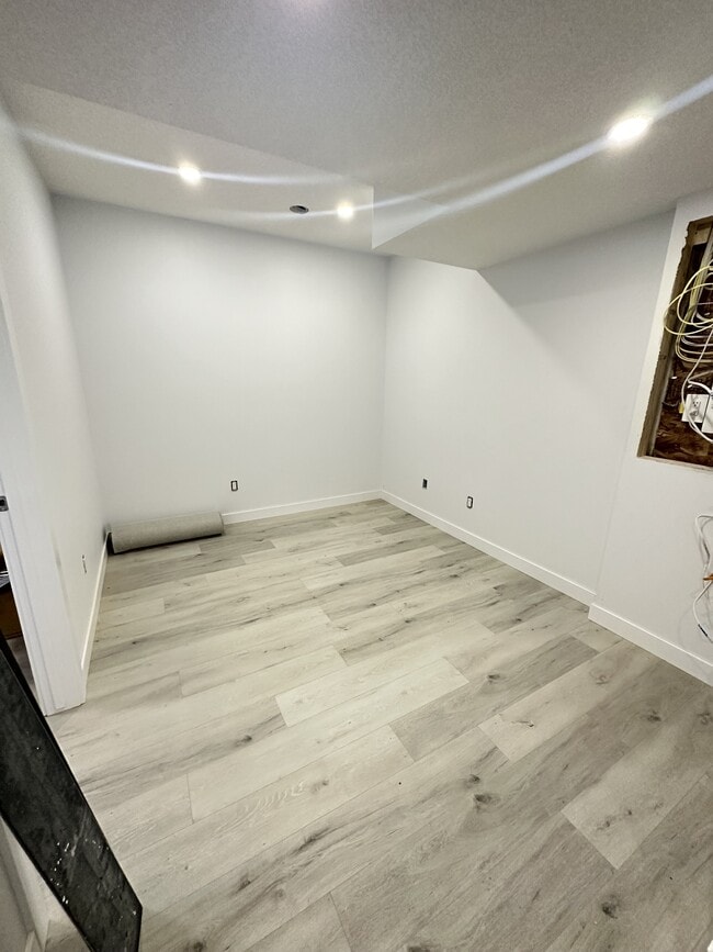 Photo - 1460-1422 22 St NW