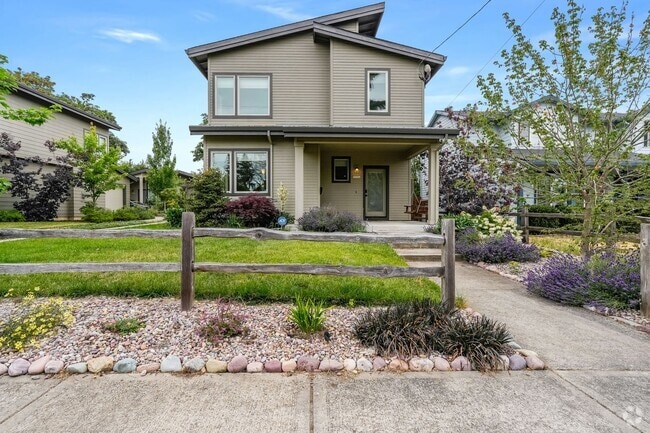 Building Photo - Beautiful 3 Bed, 3 Bath Rental Home in Bre...