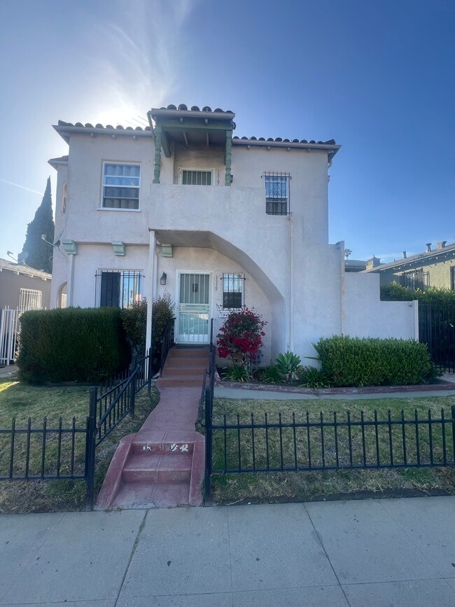 Building Photo - 1519 1/2 S Redondo Blvd Unit 1519 1/2 S Redondo Blvd