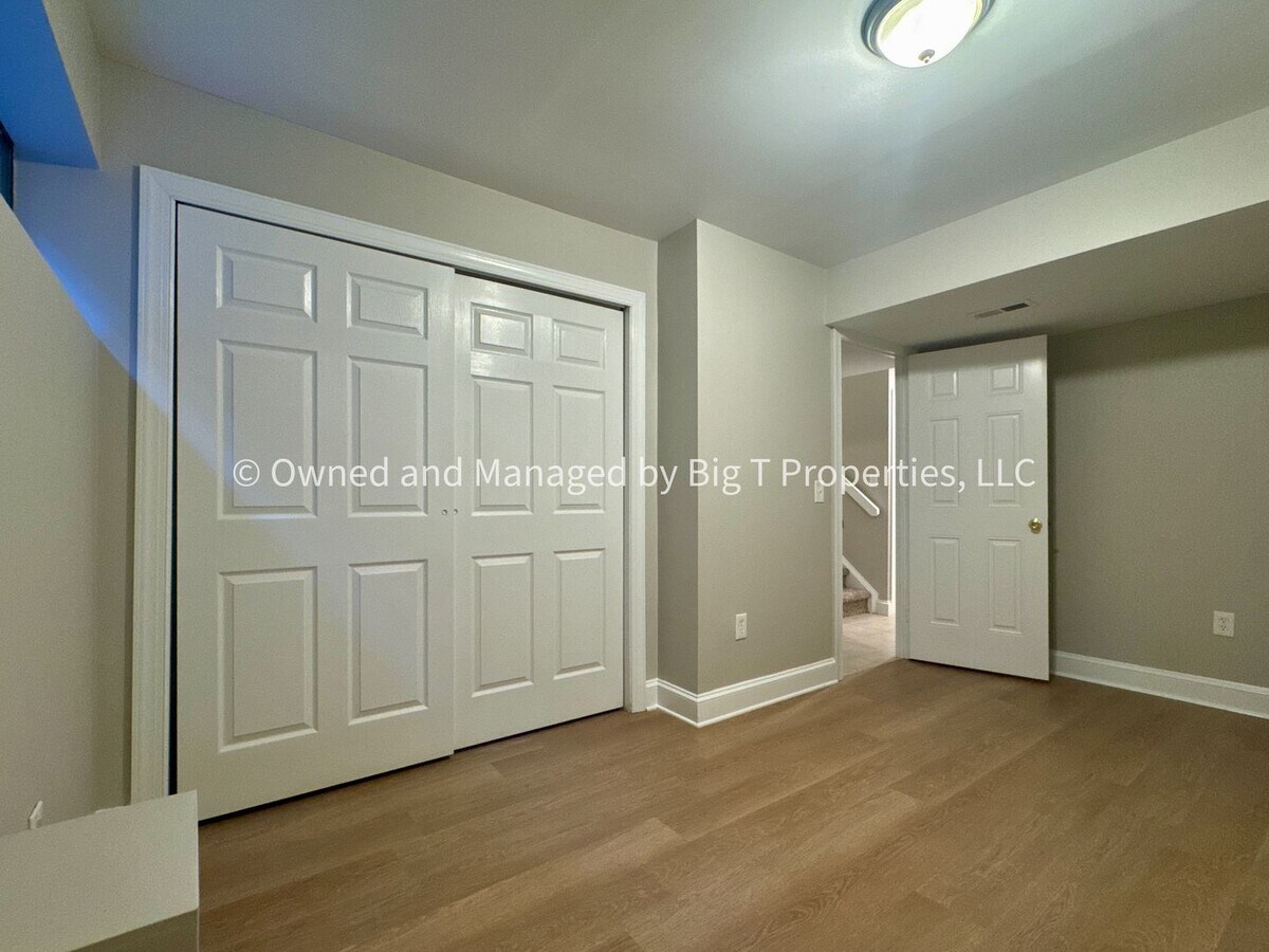 Beautifully updated huge townhouse in Wood... - Beautifully updated huge townhouse in Wood...
