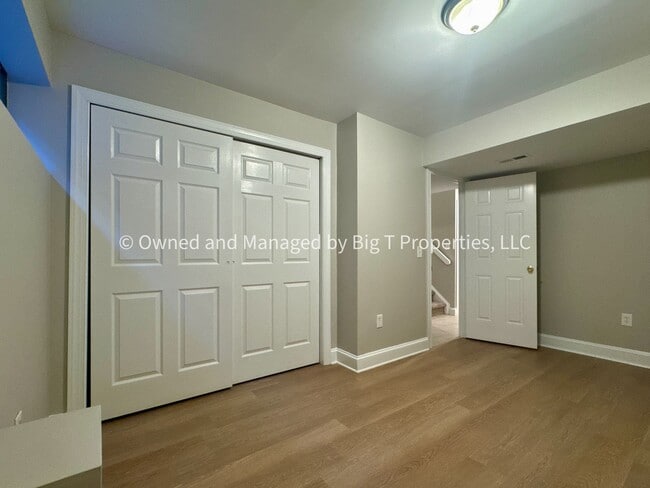 Building Photo - Beautifully updated huge townhouse in Wood...