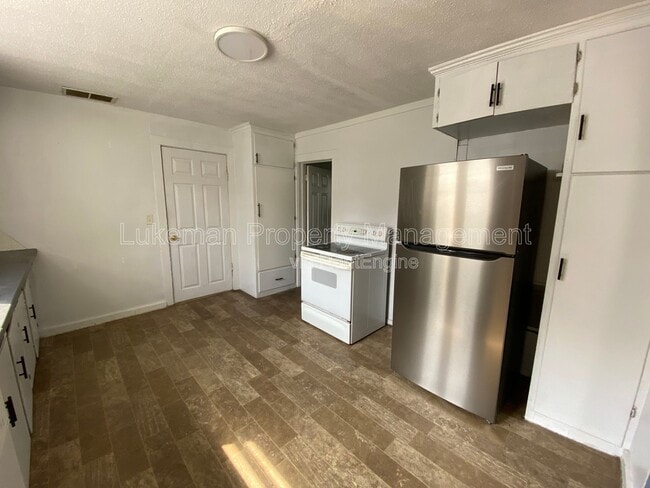 Building Photo - 827 W Cedar St