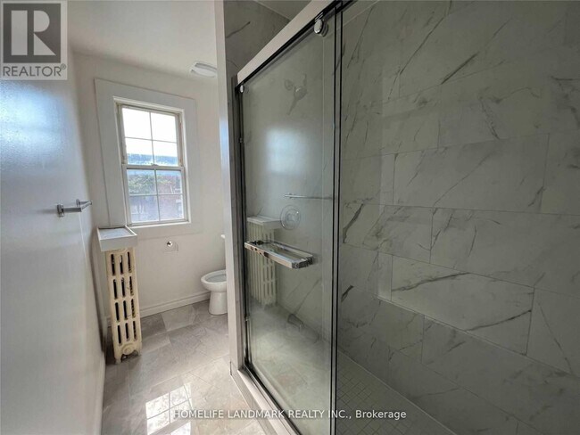 Photo - 2398 Bloor St W