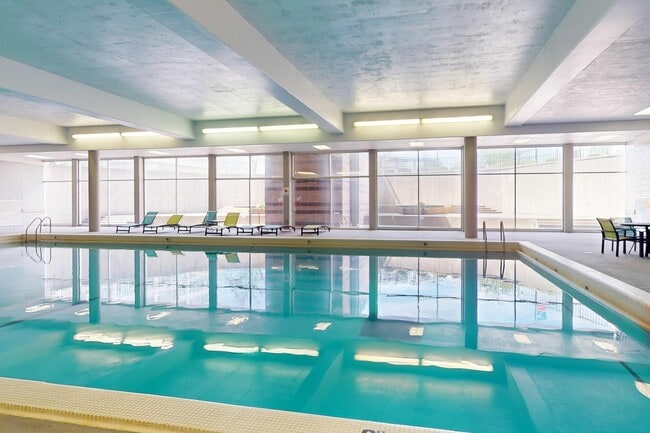 Piscina cubierta relajante en University Plaza NIU Off-Campus Apartments - University Plaza Apartments