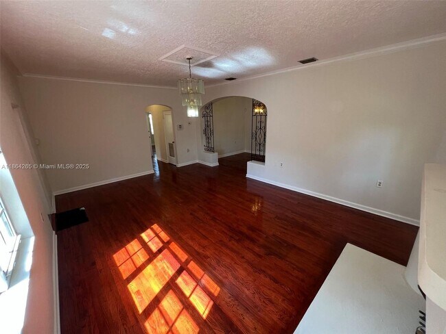 Photo - 695 NE 81st St