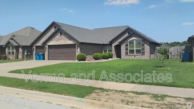Building Photo - 1911 SW Cypress St Rental