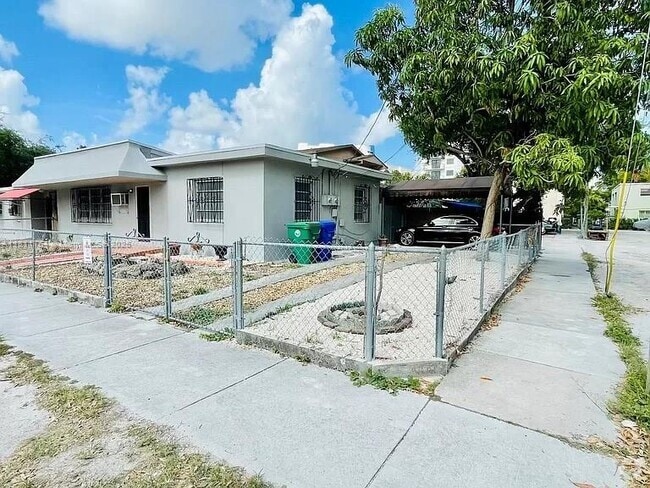 Building Photo - 1445 NW 16th Ave Unit 1 Rental